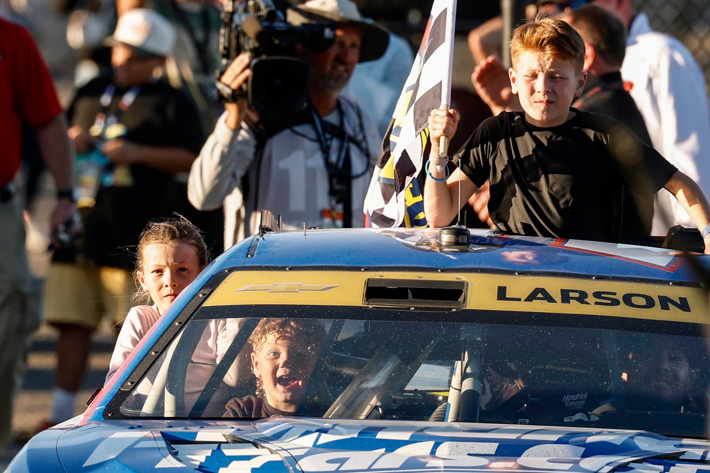 Chase leader Kyle Larson has easier path to 3rd NASCAR championship after surviving Talladega chaos | iNFOnews.ca