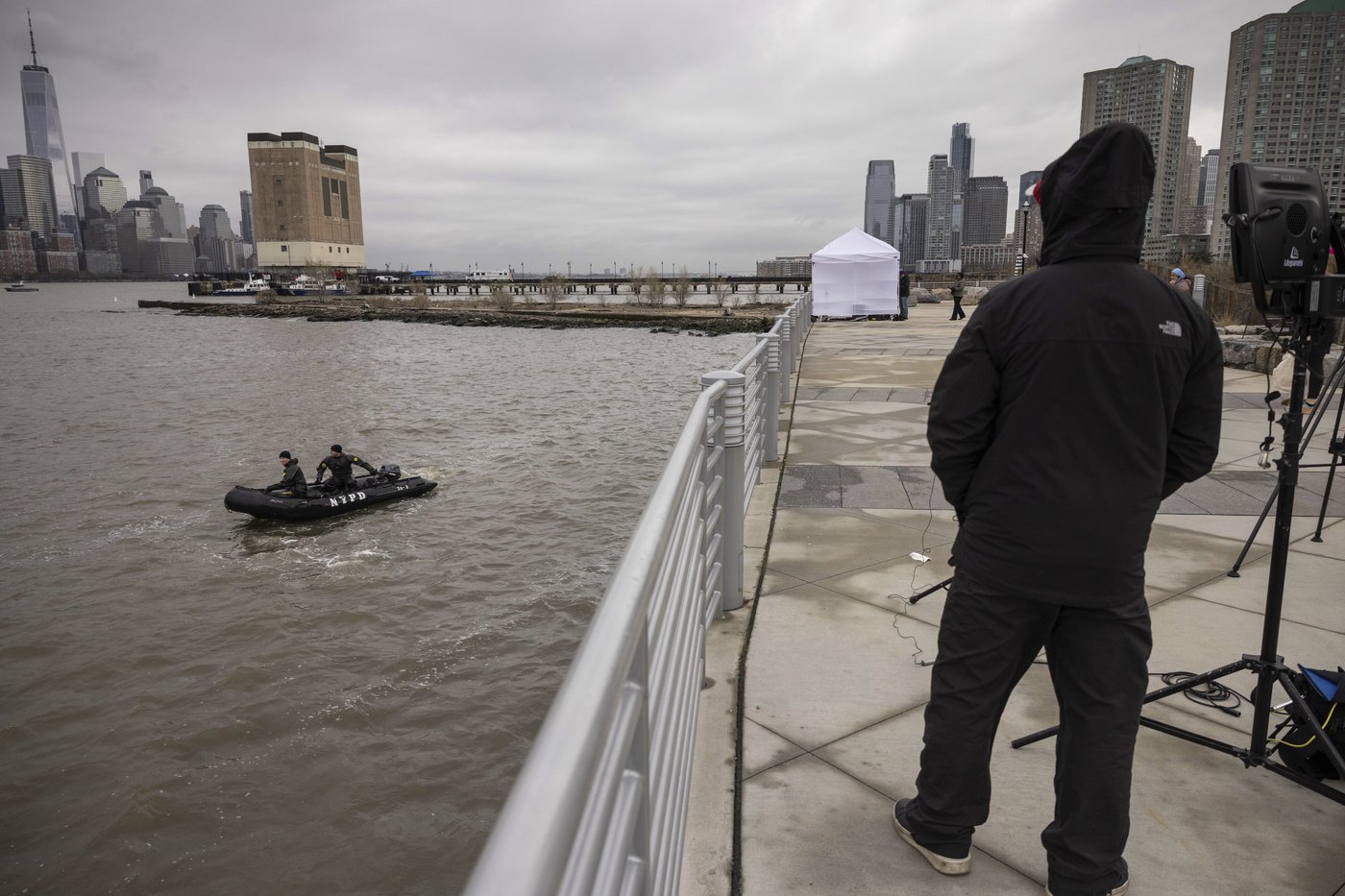 Divers search for parts after NYC helicopter crash killed a family of five and the pilot, a Navy vet | iNFOnews.ca Divers search for parts after NYC helicopter crash killed a family of five and the pilot, a Navy vet | iNFOnews.ca