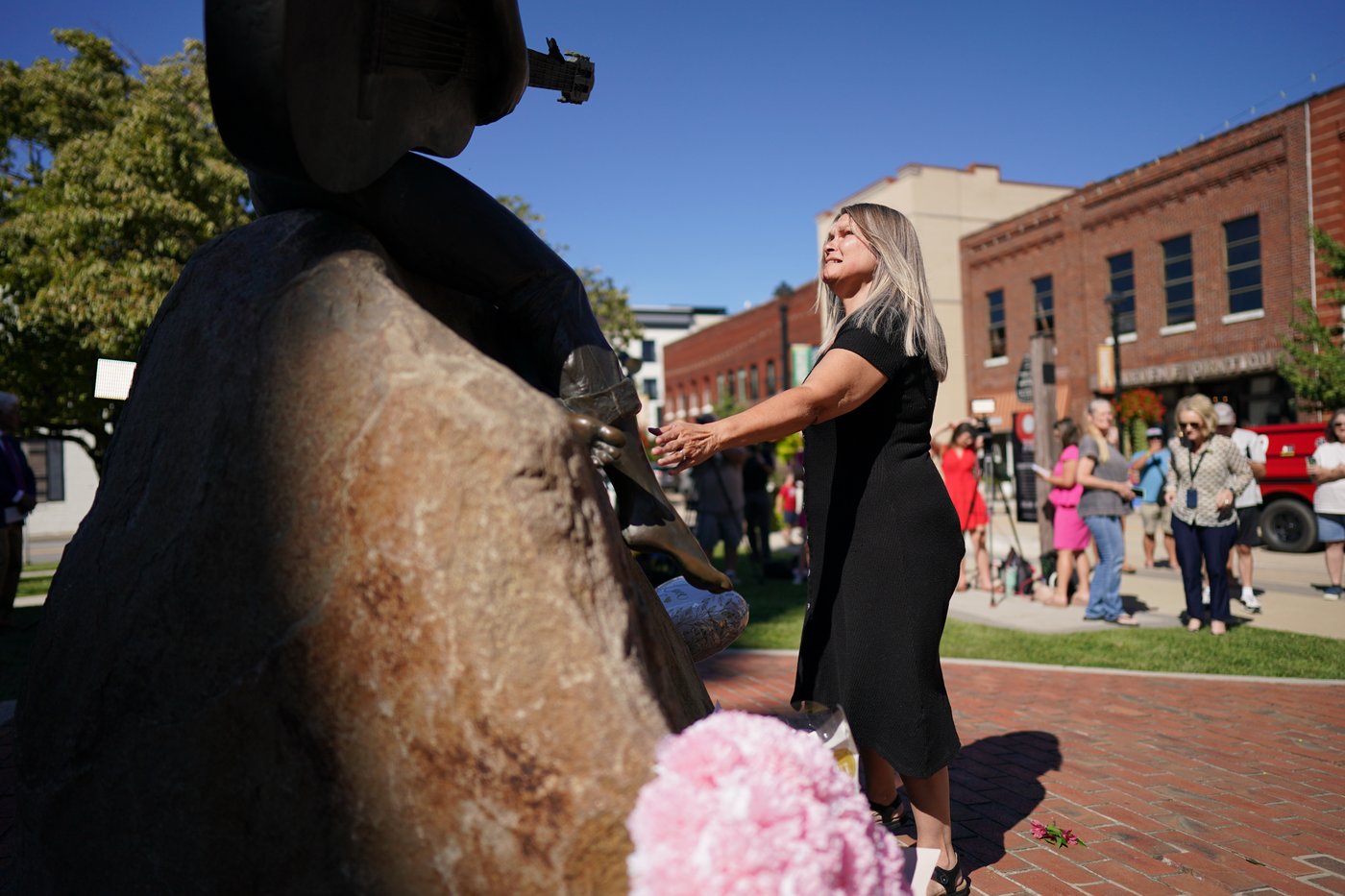 Dolly Parton's love of the Great Smoky Mountains helped transform her hometown | iNFOnews.ca