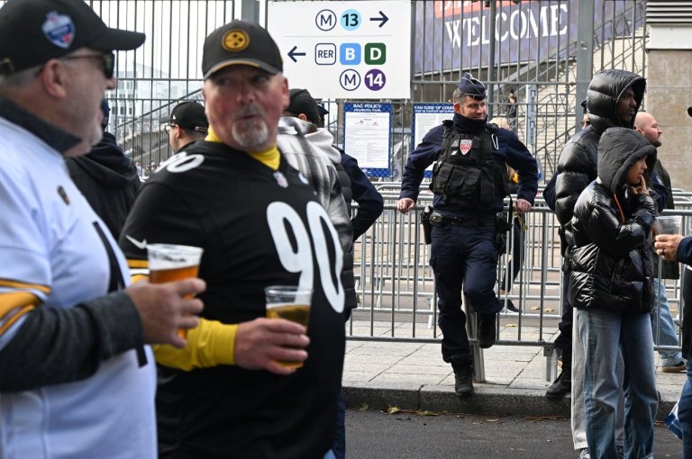 Good mood among fans attending the first NFL game in Paris, a day after protests and clashes | iNFOnews.ca