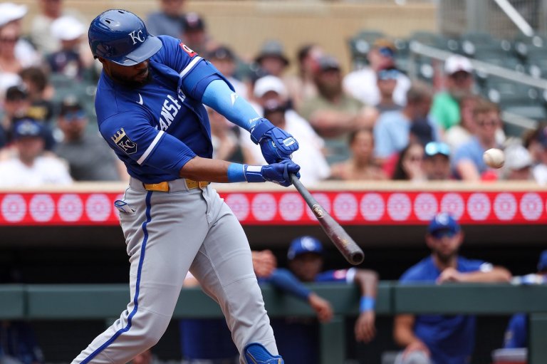 Royals hold off Twins 6-5 after star shortstop Bobby Witt Jr. exits with sore knee | iNFOnews.ca