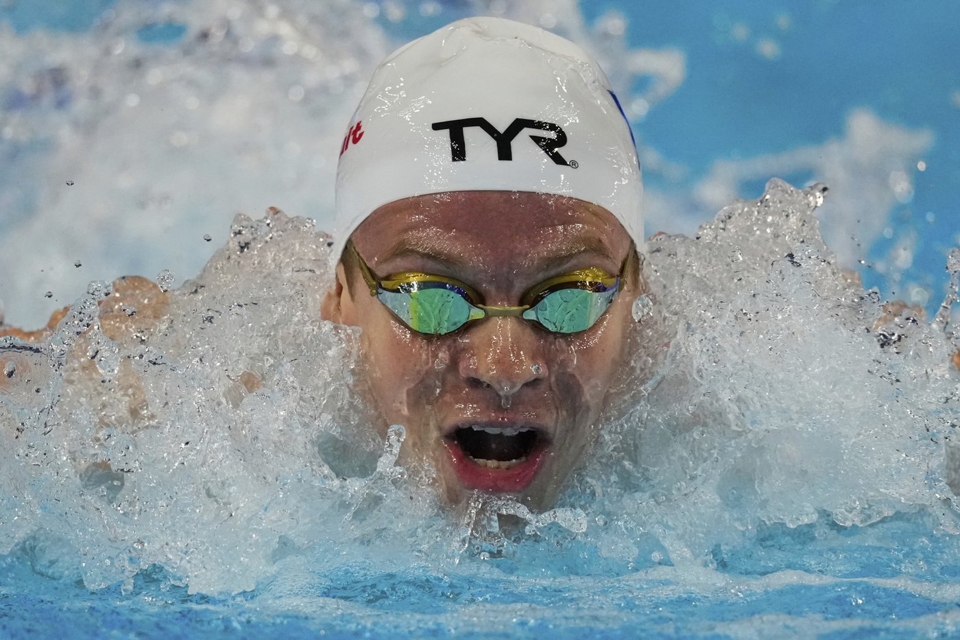 Léon Marchand breaks world record in 200 individual medley in 1 minute, 52.69 seconds | iNFOnews.ca