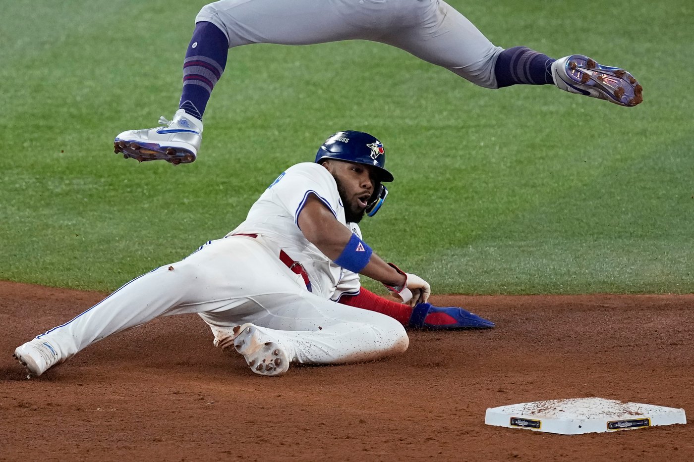 Toronto's Bichette sparks 9-run, go-ahead rally in World Series debut as he returns from knee injury | iNFOnews.ca Toronto's Bichette sparks 9-run, go-ahead rally in World Series debut as he returns from knee injury | iNFOnews.ca
