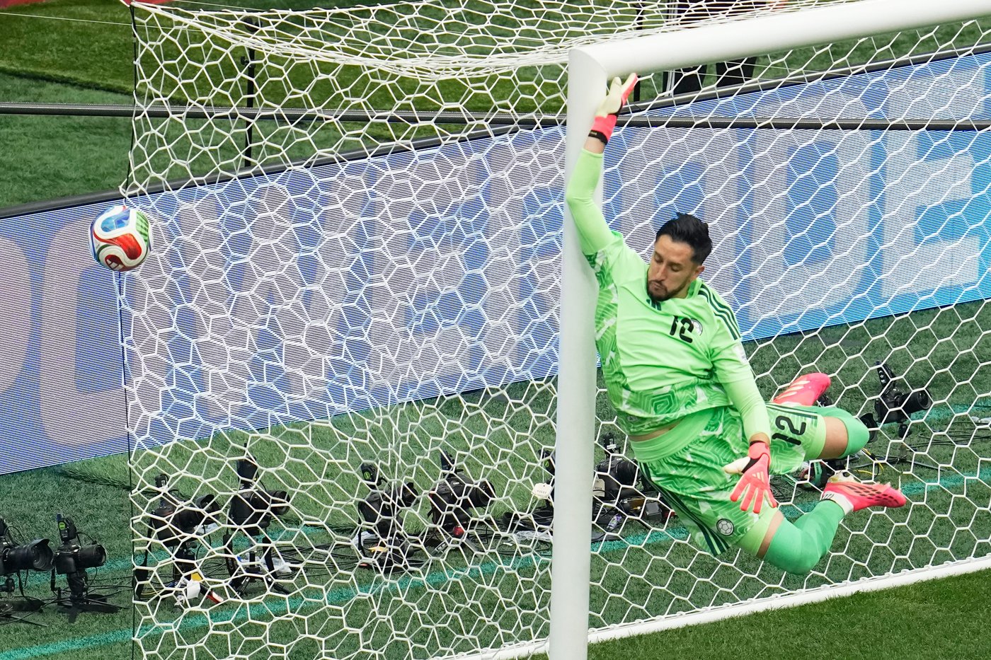 Lionel Messi and Argentina beat Egypt 3-2 and Switzerland ousts Colombia at the World Cup, in photos | iNFOnews.ca