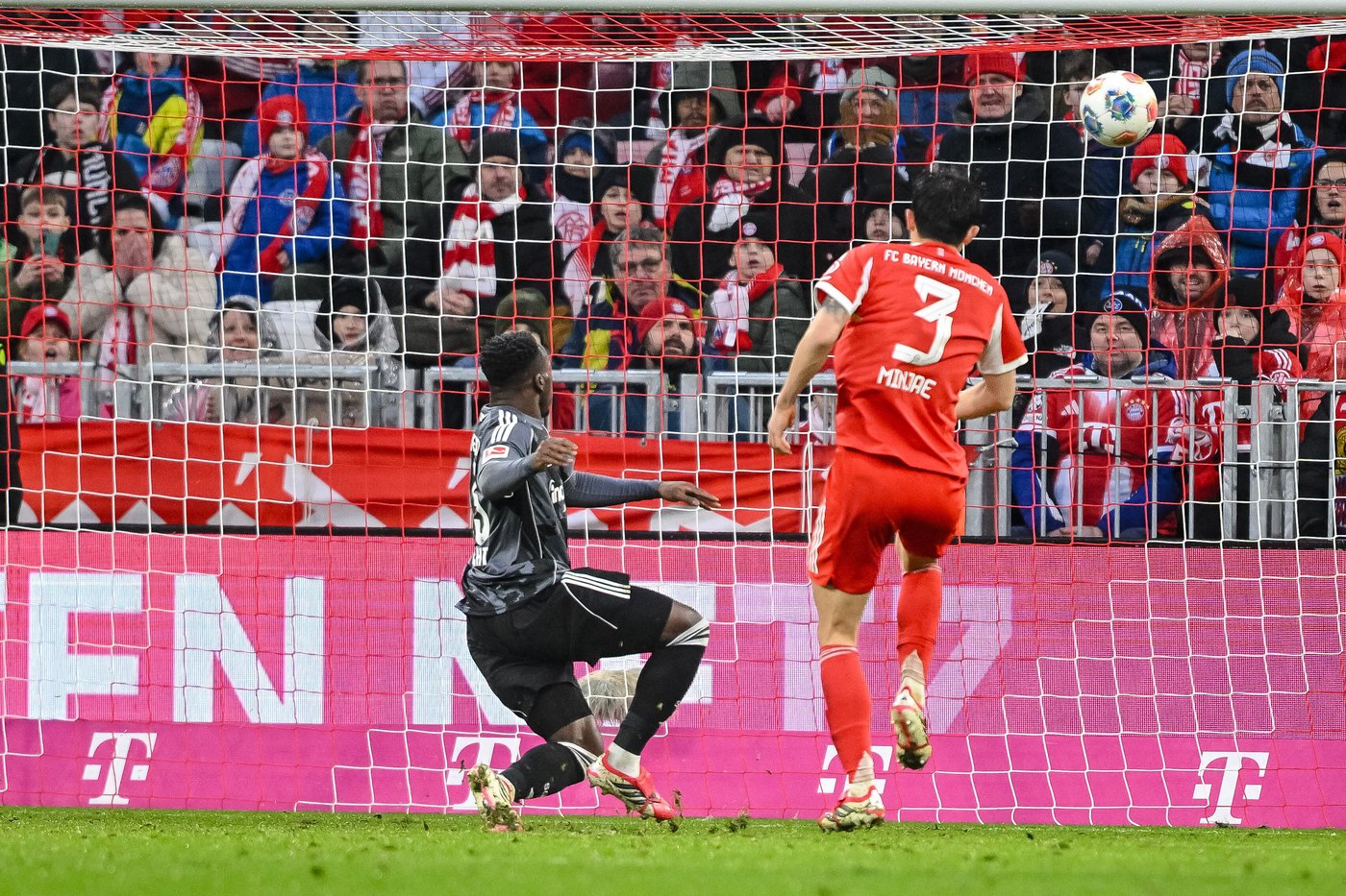 Harry Kane scores 2 goals, concedes penalty as Bayern holds on to extend Bundesliga lead | iNFOnews.ca