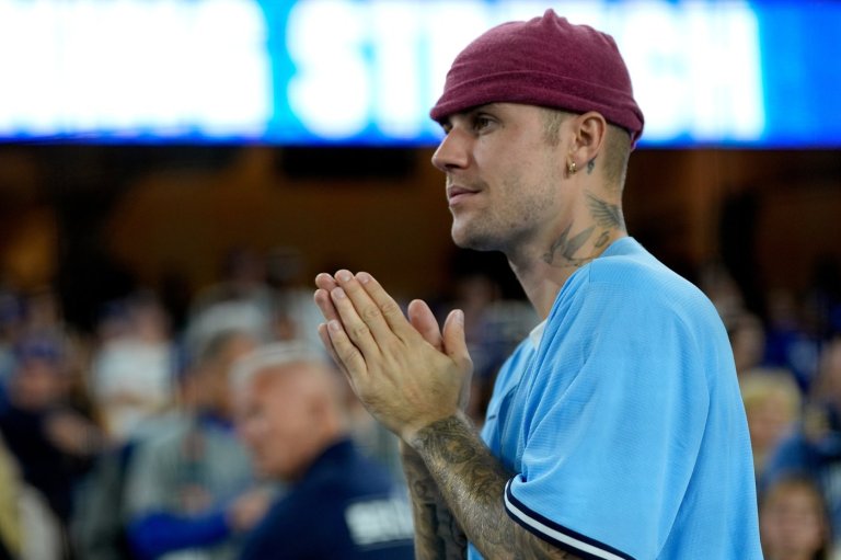 CP NewsAlert: Justin Bieber among Grammy noms for 'Swag,' 'Daisies' | iNFOnews.ca