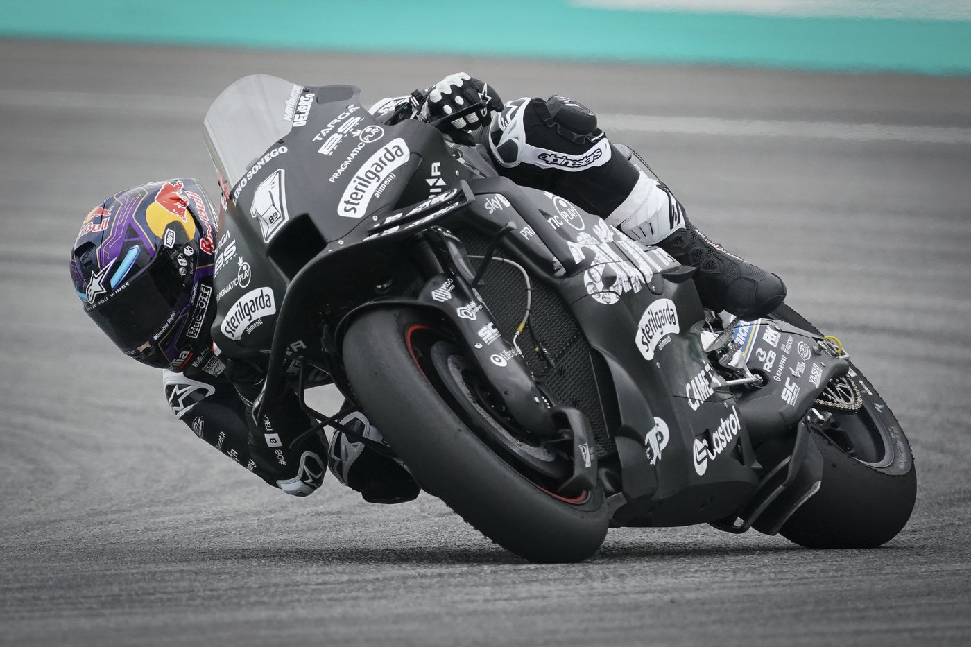 MotoGP champion Jorge Martín fractures hand and foot in a crash while testing with new team | iNFOnews.ca