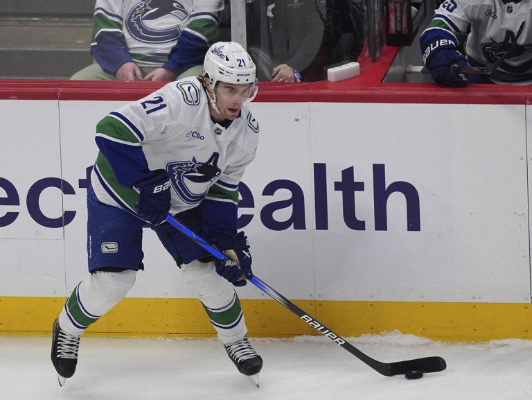 Canucks' Hoglander scores before exiting in 3-1 pre-season win over Flames | iNFOnews.ca