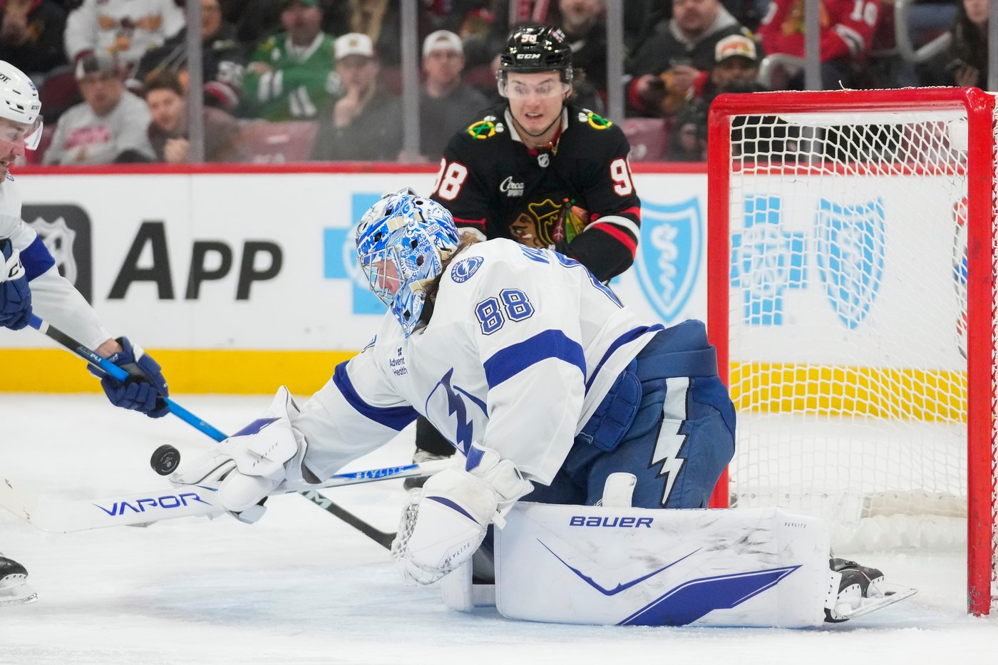 Lightning beat Blackhawks 2-1 in shootout in their 15th straight game without a regulation loss | iNFOnews.ca
