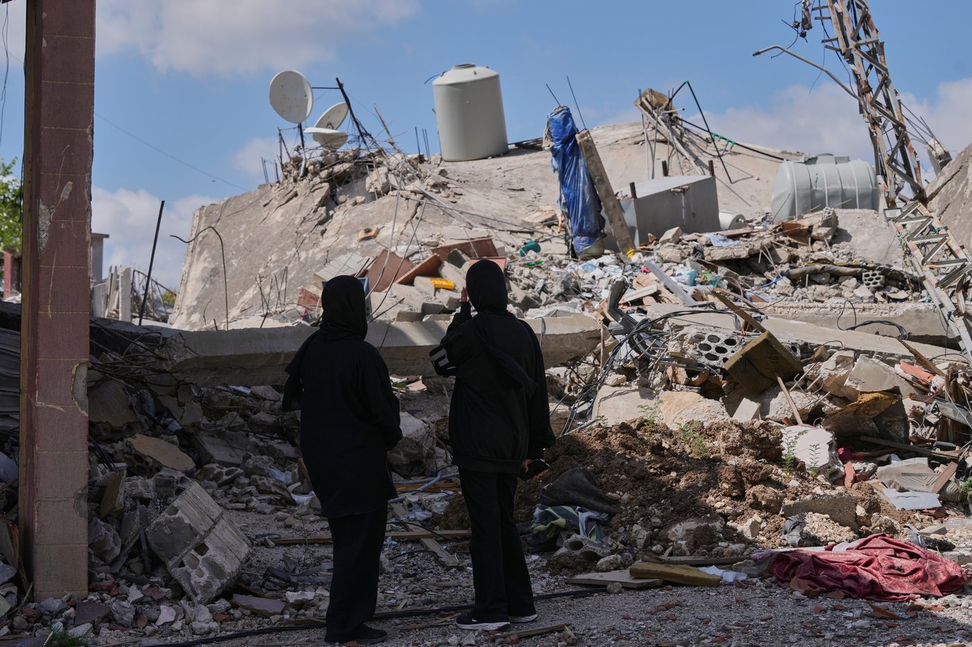 Lebanese return home to destruction after word of an initial US-Iran deal, in photos | iNFOnews.ca