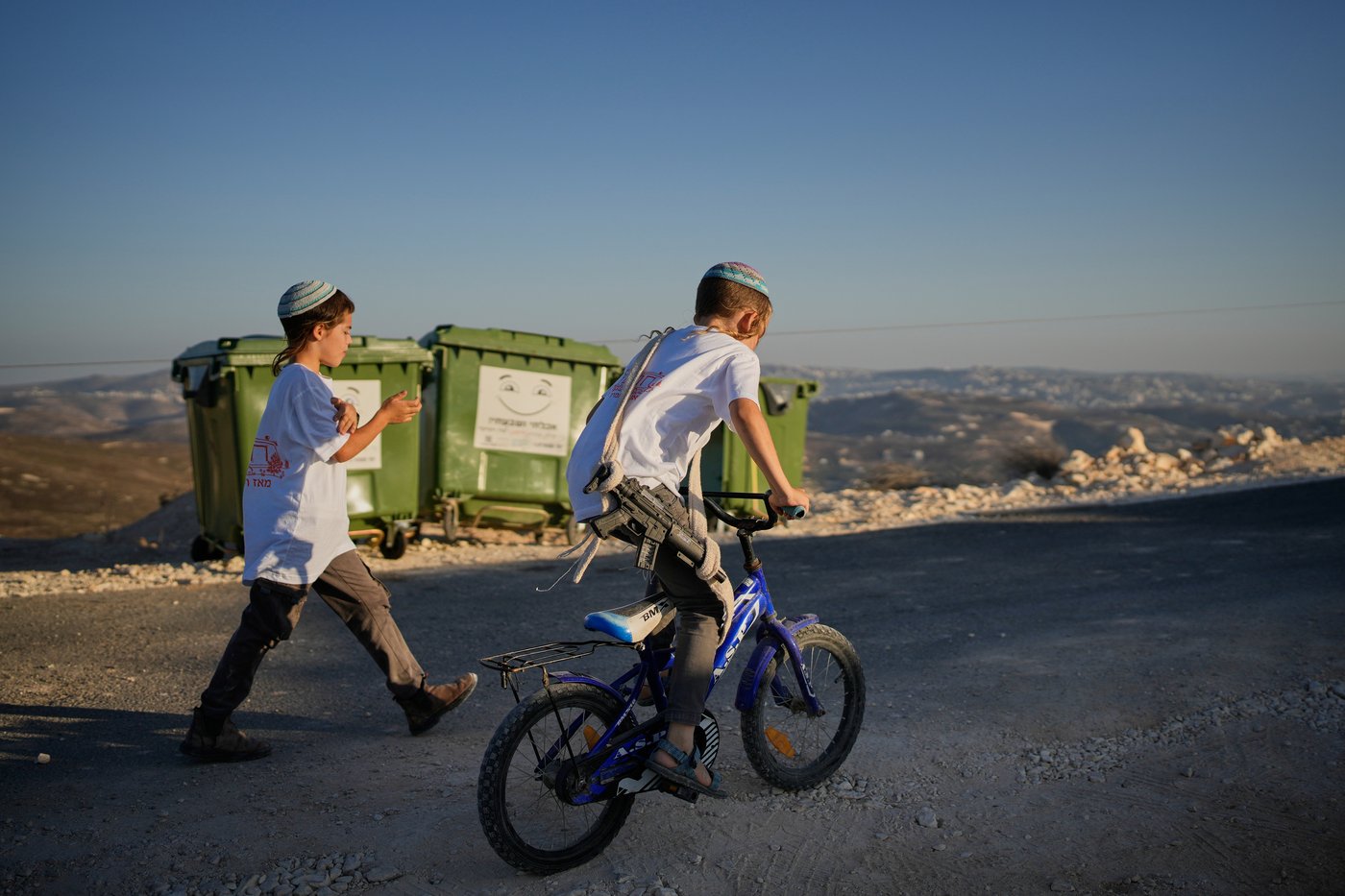 Israeli settlers, some armed, celebrate a new synagogue in the occupied West Bank, in photos | iNFOnews.ca