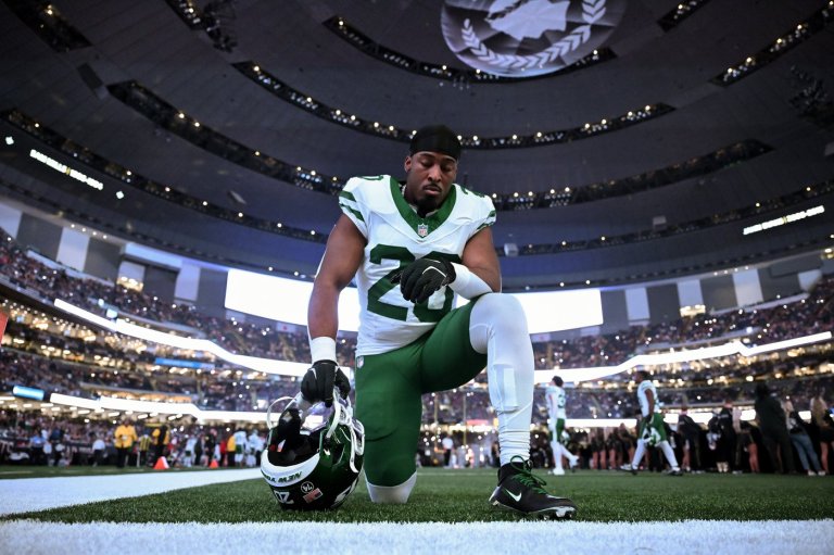 Jets' Breece Hall questionable for season finale against Bills, Isaiah Williams voted team MVP | iNFOnews.ca