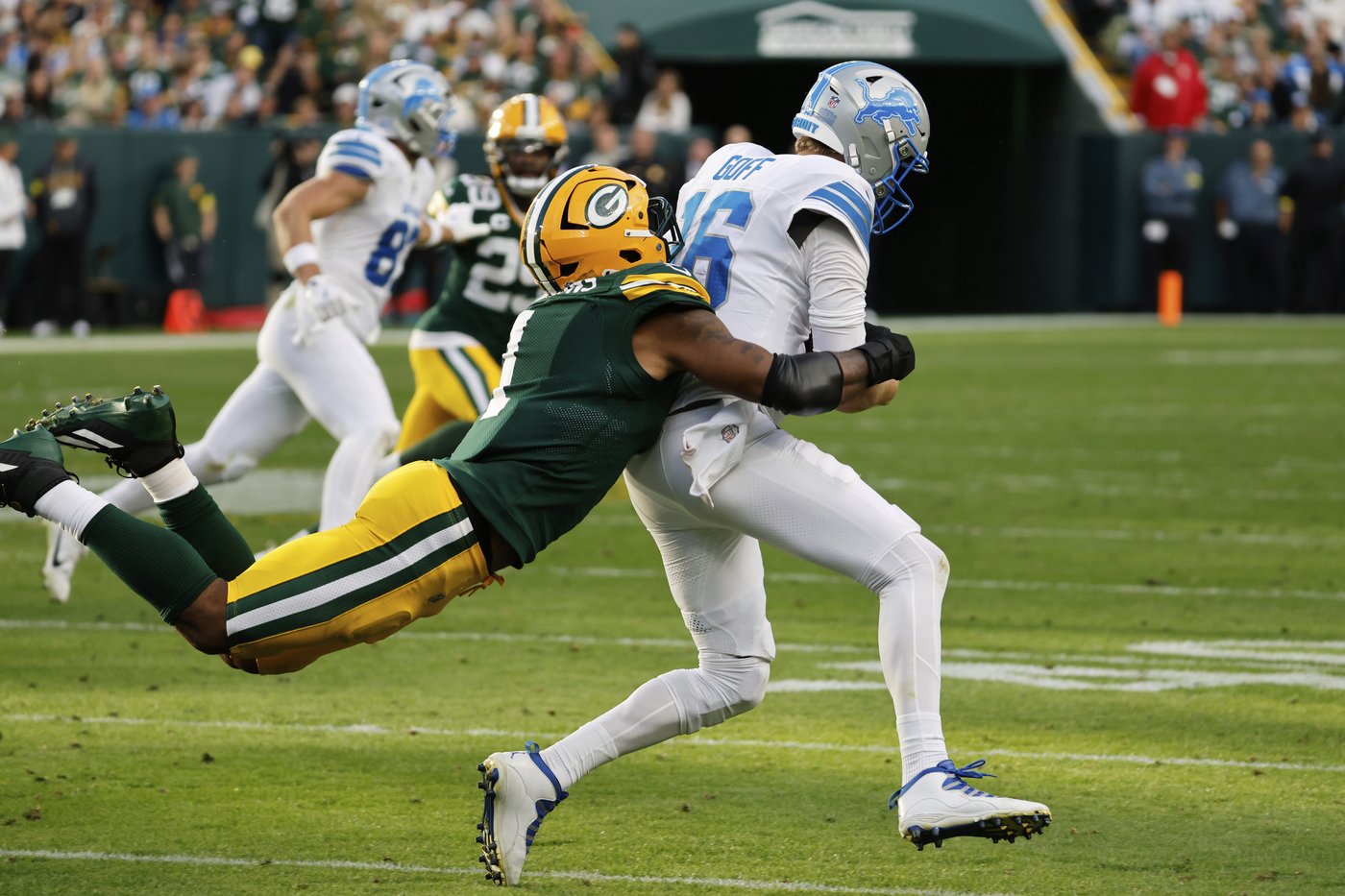Micah Parsons has a successful debut with the Packers while dealing with a back issue | iNFOnews.ca