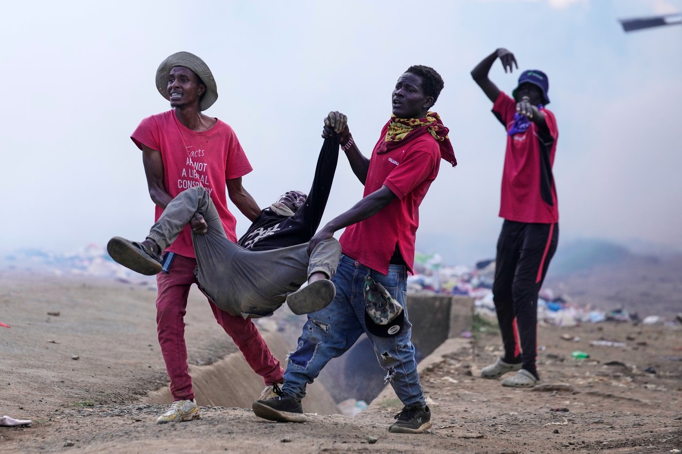 Kenya protesters clash with police over proposed Ebola center for US citizens, in photos | iNFOnews.ca