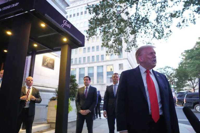 Trump dines at a restaurant near the White House to promote his DC crime crackdown | iNFOnews.ca