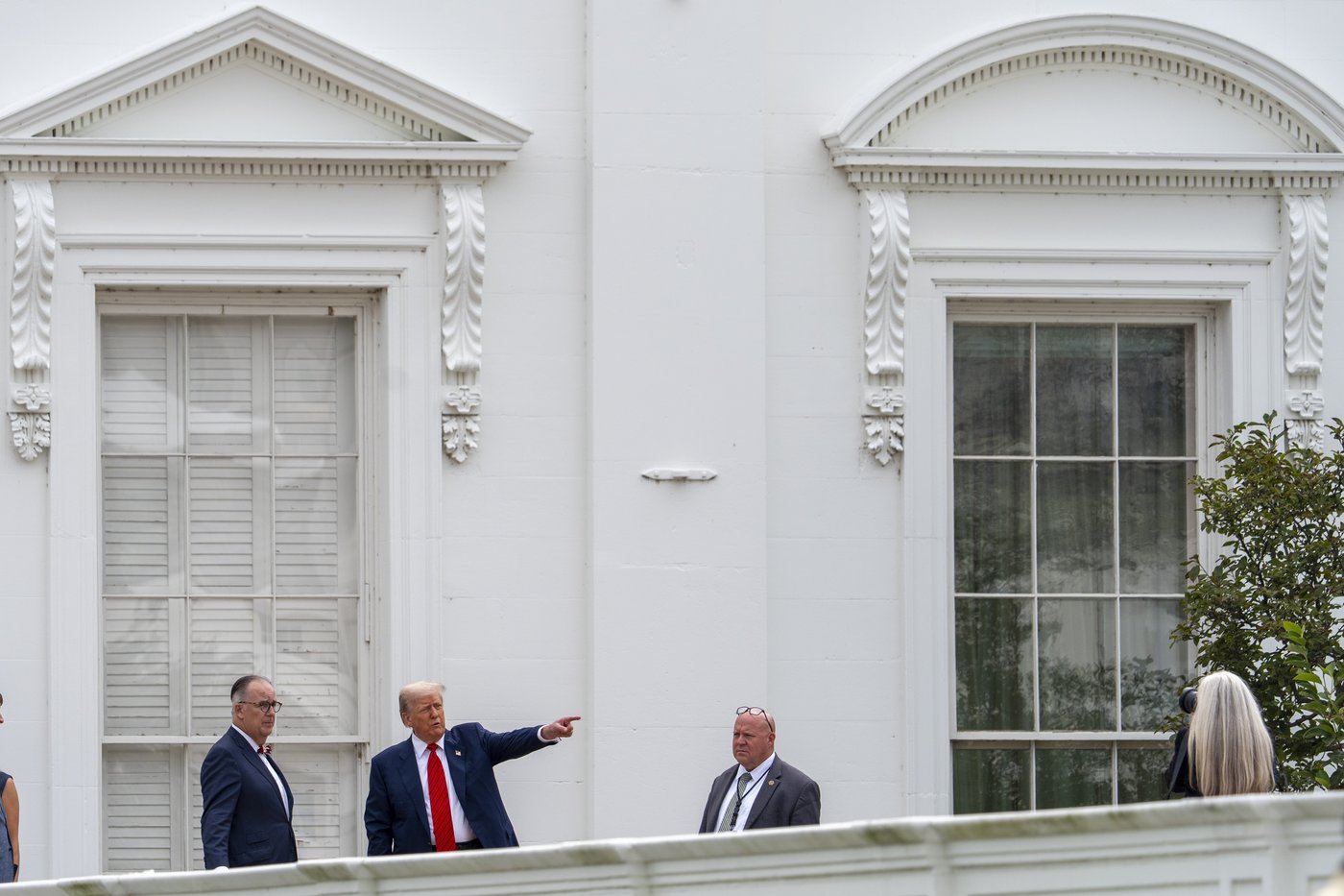 Trump takes an unexpected walk on the White House roof to survey new projects | iNFOnews.ca Trump takes an unexpected walk on the White House roof to survey new projects | iNFOnews.ca