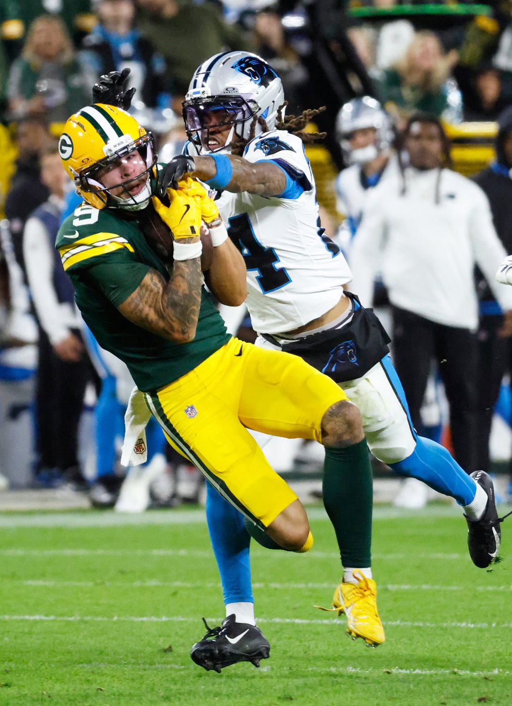 Packers' Watson goes to hospital with chest injury in 2nd quarter. Then he returns to the game. | iNFOnews.ca Packers' Watson goes to hospital with chest injury in 2nd quarter. Then he returns to the game. | iNFOnews.ca