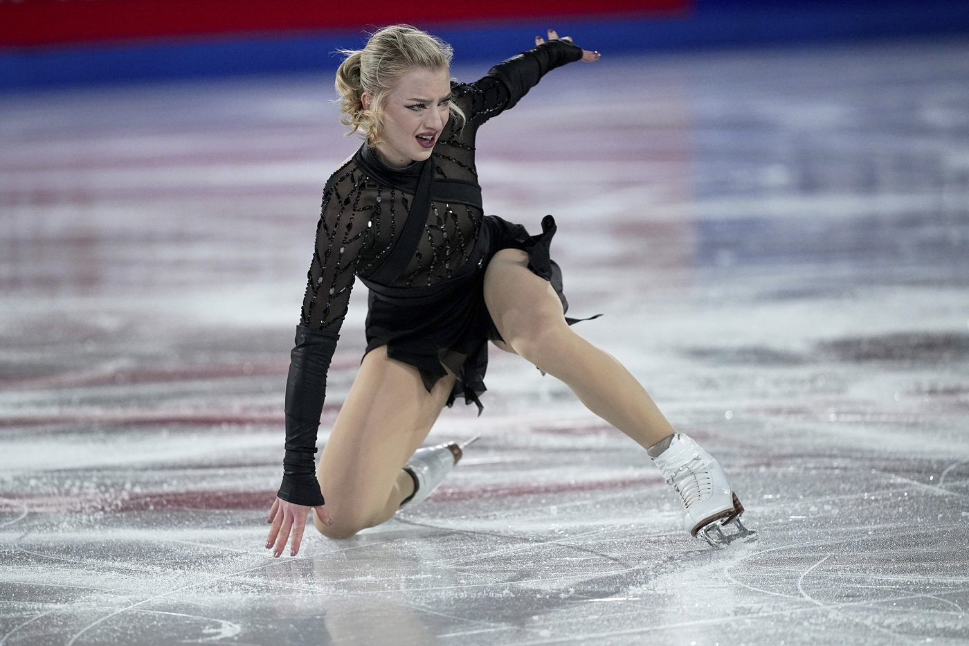 Amber Glenn takes the lead in Grand Prix Final figure skating after Kaori Sakamoto falls | iNFOnews.ca