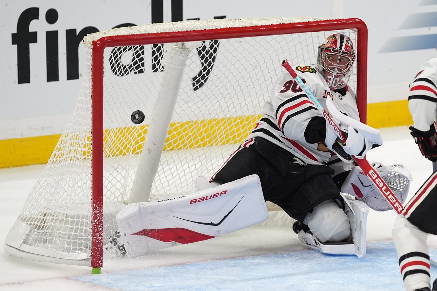 Panthers fans cheer for former goalie Spencer Knight in season opener | iNFOnews.ca