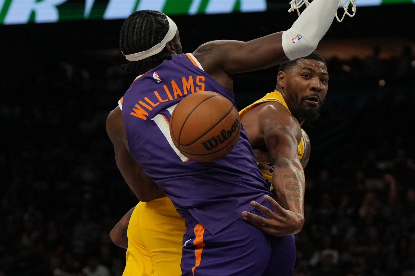 Royce O'Neale hits last-second 3 to lift short-handed Suns over Lakers, 113-110 | iNFOnews.ca