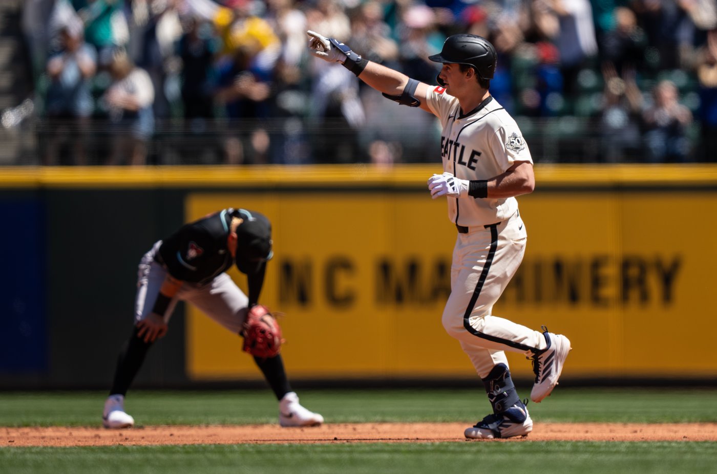 Robles' infield single in the 10th inning lifts the Mariners to a 3-2 win over the Diamondbacks | iNFOnews.ca