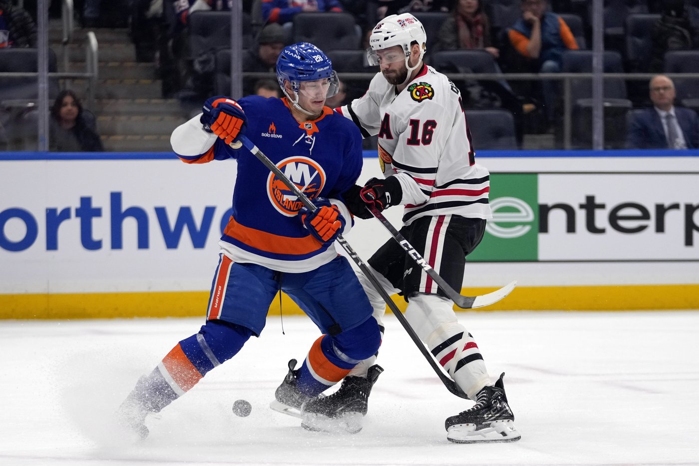 Holmstrom, Dobson lead Islanders to 5-4 win over Blackhawks | iNFOnews.ca