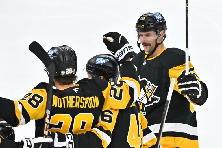 Crosby and Malkin score as the Penguins shut out the Predators 4-0 in Stockholm | iNFOnews.ca