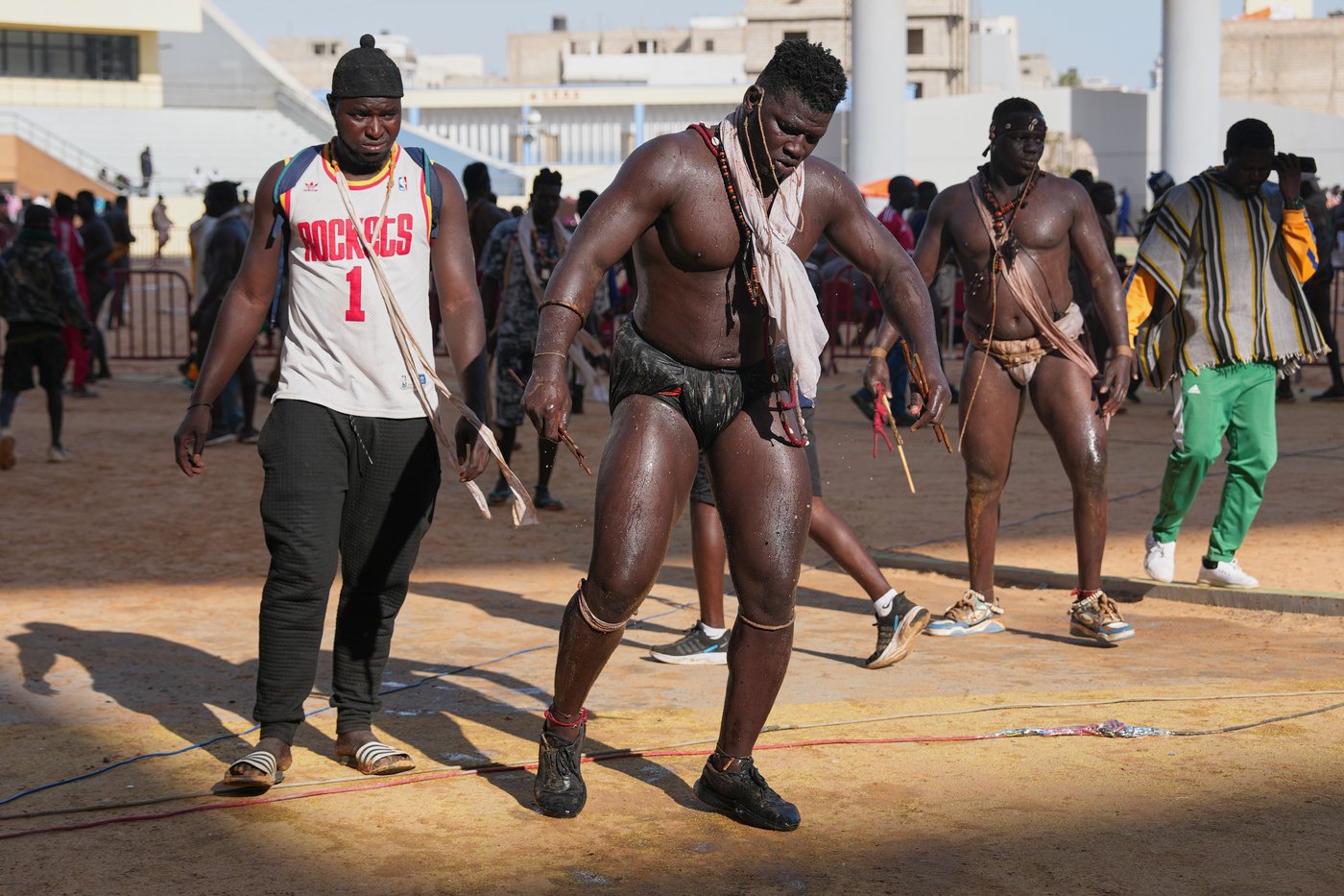 In Senegal’s wrestling arenas, rituals share the spotlight with the fight, in photos | iNFOnews.ca