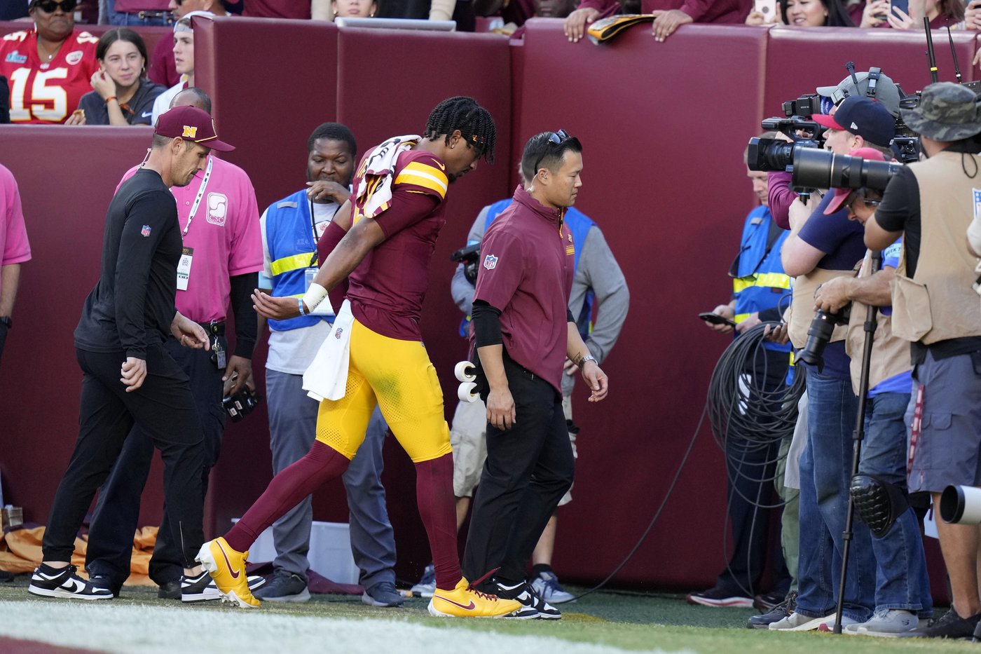 Commanders QB Jayden Daniels' status for the Bears game is unclear because of a rib injury | iNFOnews.ca