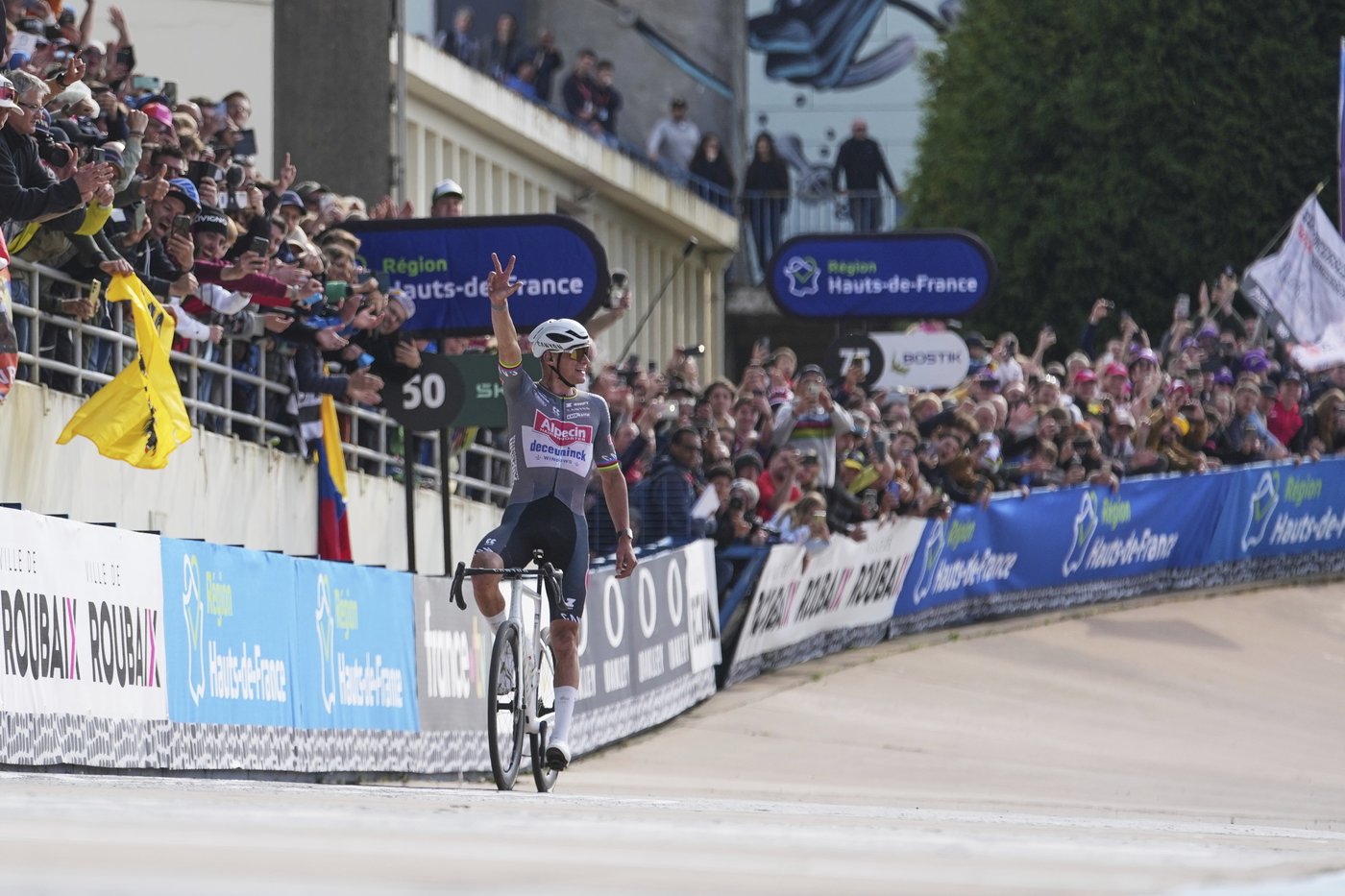 Van der Poel wins Paris-Roubaix again with Pogačar in second place after late crash | iNFOnews.ca