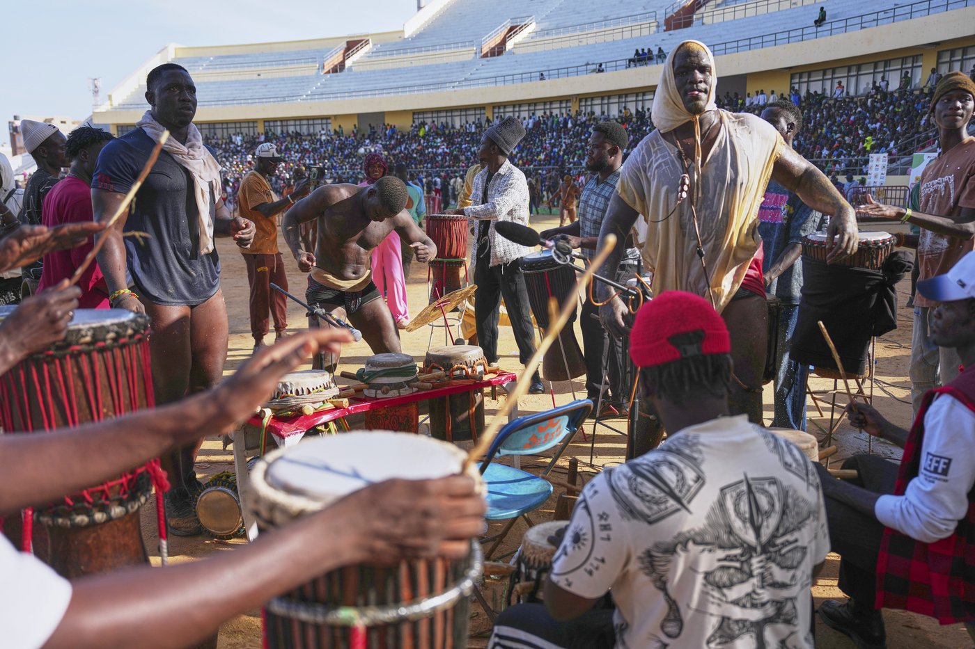In Senegal’s wrestling arenas, rituals share the spotlight with the fight, in photos | iNFOnews.ca