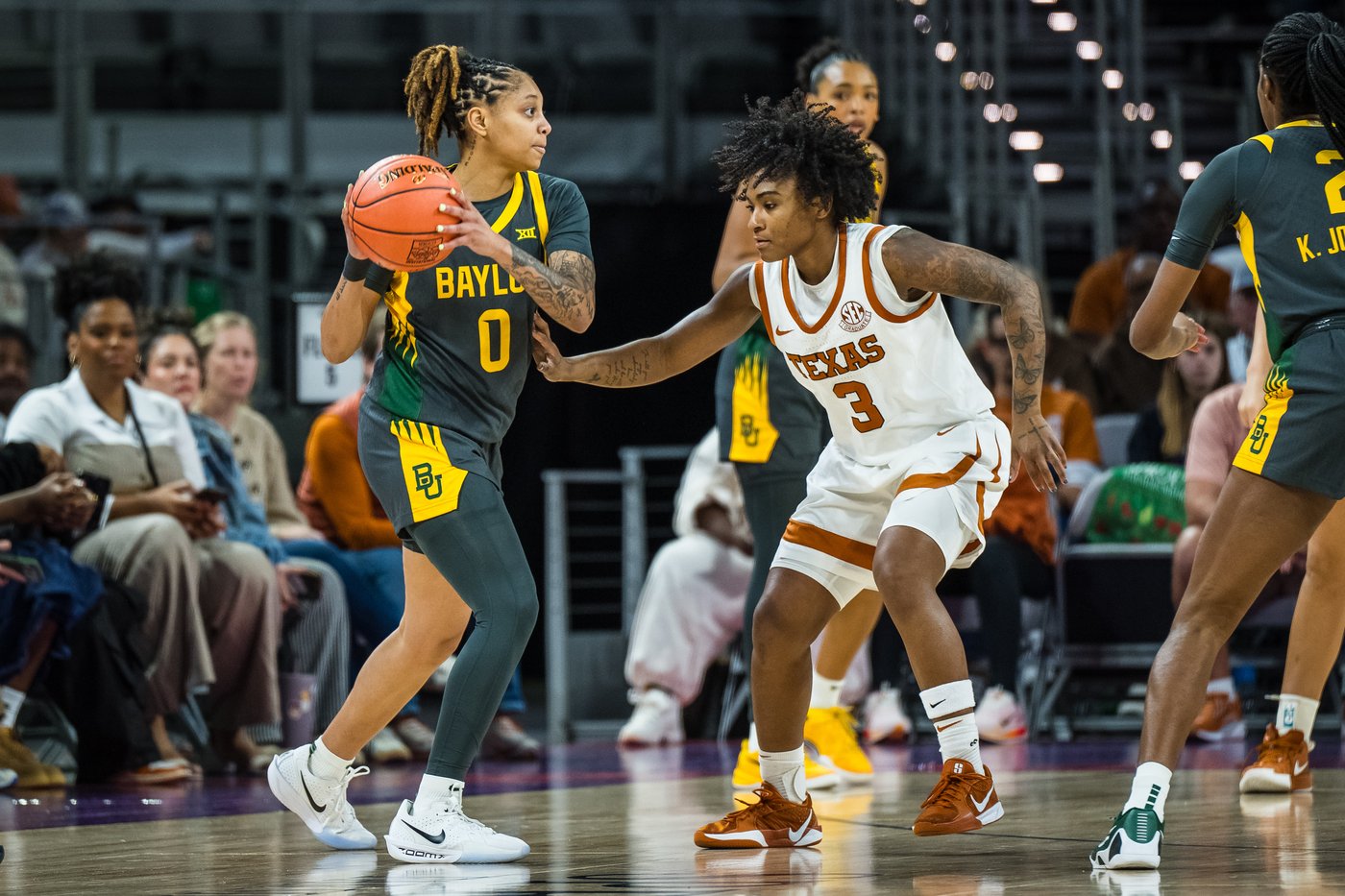 No. 13 Baylor leading scorer Taliah Scott leaves game against No. 2 Texas after rolling right foot | iNFOnews.ca