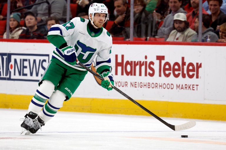 Jordan Staal scores in final minute to cap late 3-goal rally by Hurricanes for 5-4 win over Mammoth | iNFOnews.ca