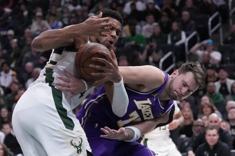 Doncic scores 41 points, Reaves adds 25 as Lakers roll to 119-95 win against Bucks | iNFOnews.ca
