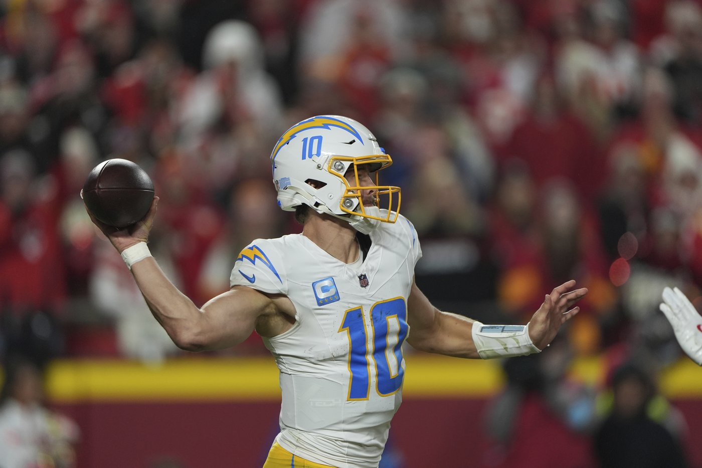 Chargers QB Justin Herbert exits briefly vs. Chiefs after hard hit from Nick Bolton | iNFOnews.ca Chargers QB Justin Herbert exits briefly vs. Chiefs after hard hit from Nick Bolton | iNFOnews.ca