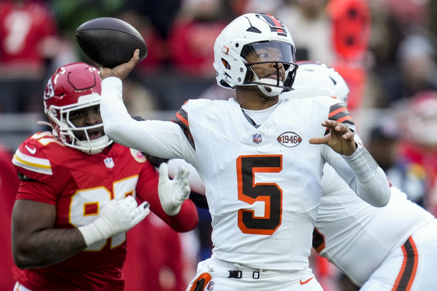 Mahomes throws 2 TD passes, leaves with ankle injury in Chiefs' 21-7 win. X-rays negative on star QB | iNFOnews.ca