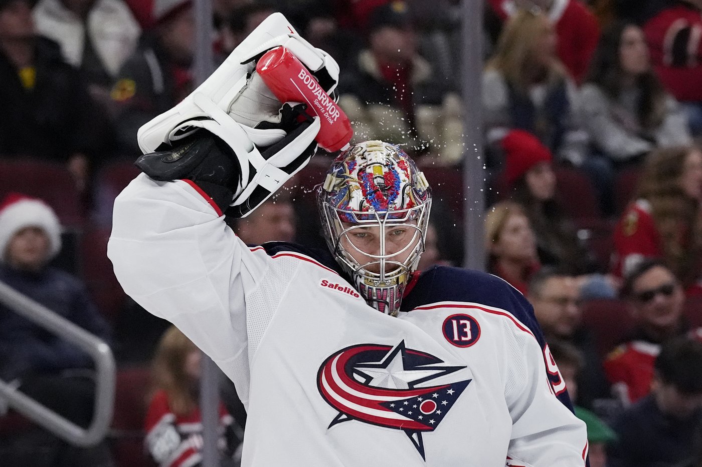 Monahan with goal and assist, Blue Jackets extend points streak to 6 with 6-3 win over Blackhawks | iNFOnews.ca
