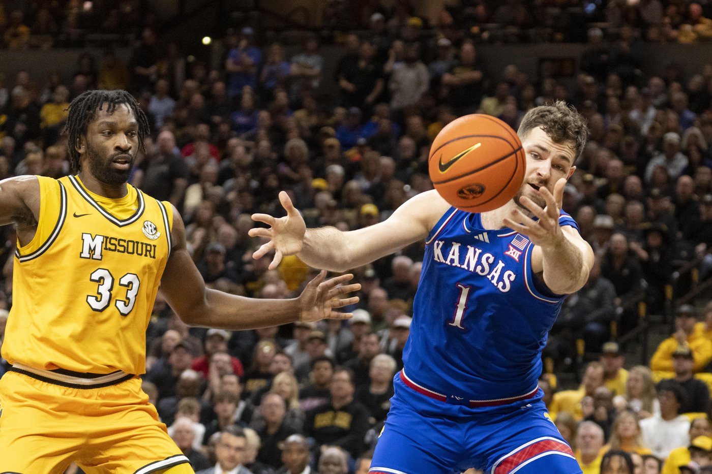 Tamar Bates scores 29 points to help Missouri beat No. 1 Kansas 76-67 | iNFOnews.ca Tamar Bates scores 29 points to help Missouri beat No. 1 Kansas 76-67 | iNFOnews.ca