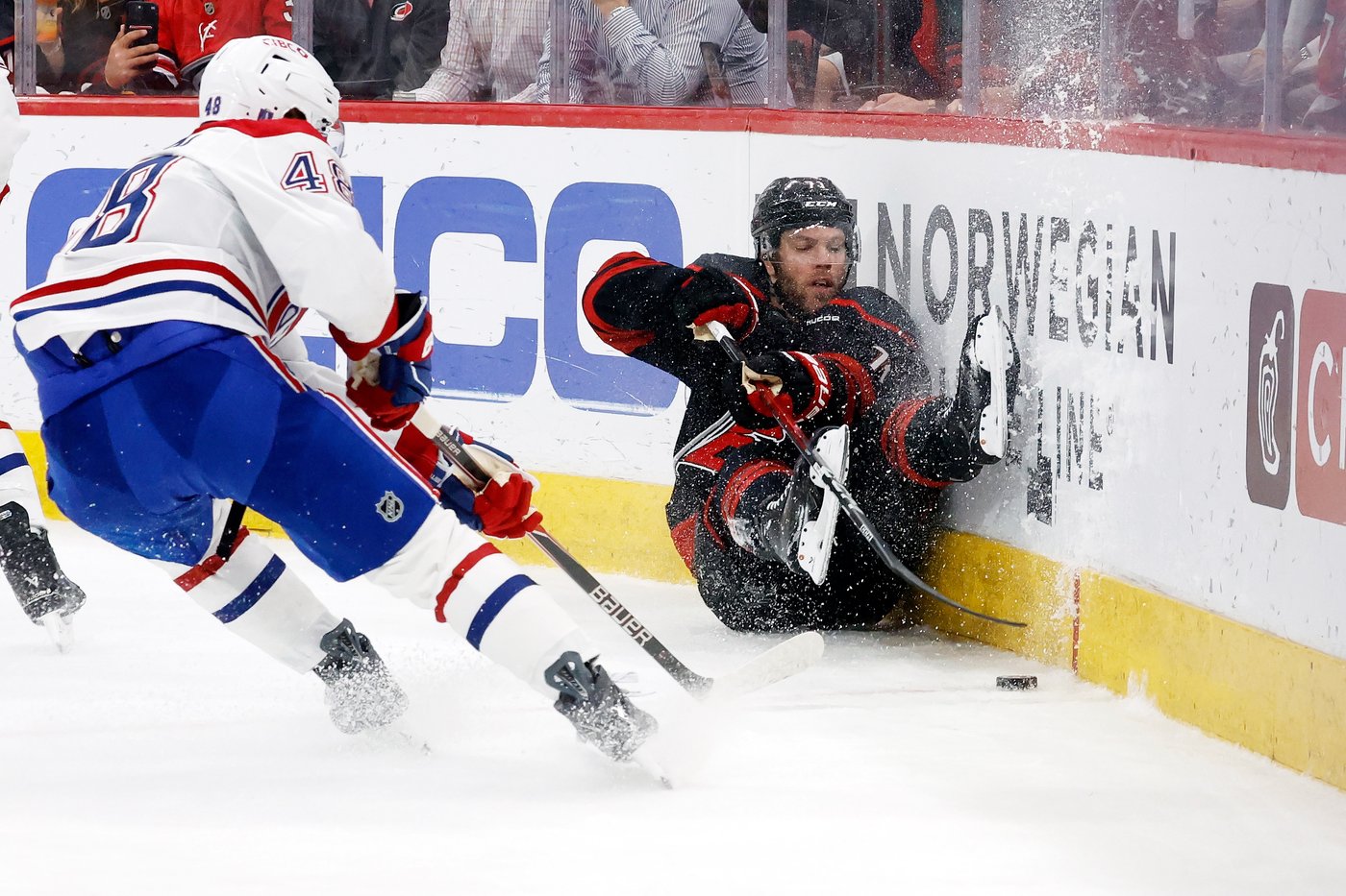 Canadiens pounce as Hurricanes emerge from long playoff break with breakdowns, miscues | iNFOnews.ca