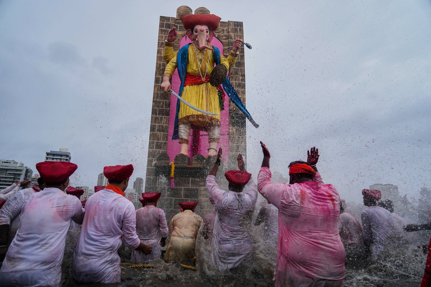 Photos show Indians marking final day of Ganesh Chaturthi that ends with sea immersion | iNFOnews.ca