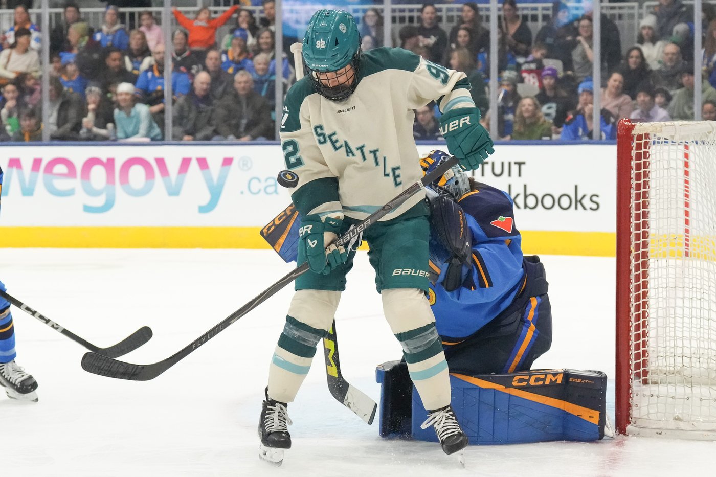 Kirk makes 32 saves to earn first PWHL shutout in Toronto's 2-0 win over Seattle | iNFOnews.ca