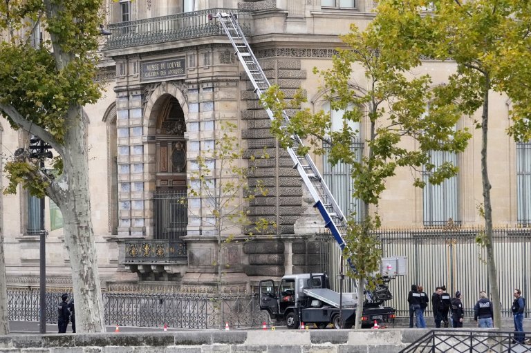 How a German freight lift became an unexpected social media star in the Louvre heist | iNFOnews.ca