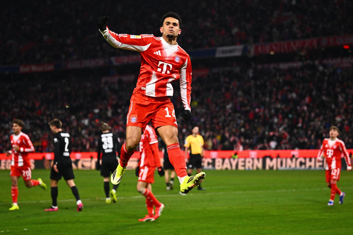 Bayern demolishes Wolfsburg 8-1 to go 11 points clear in Bundesliga | iNFOnews.ca Bayern demolishes Wolfsburg 8-1 to go 11 points clear in Bundesliga | iNFOnews.ca