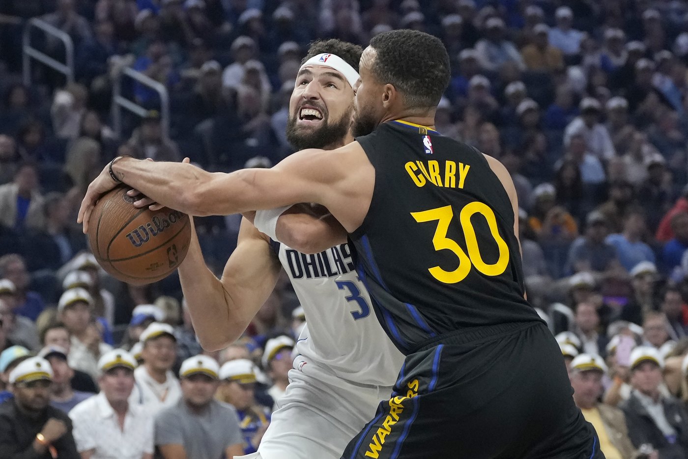Klay Thompson returns to cheers from some 400 Warriors employees | iNFOnews.ca Klay Thompson returns to cheers from some 400 Warriors employees | iNFOnews.ca