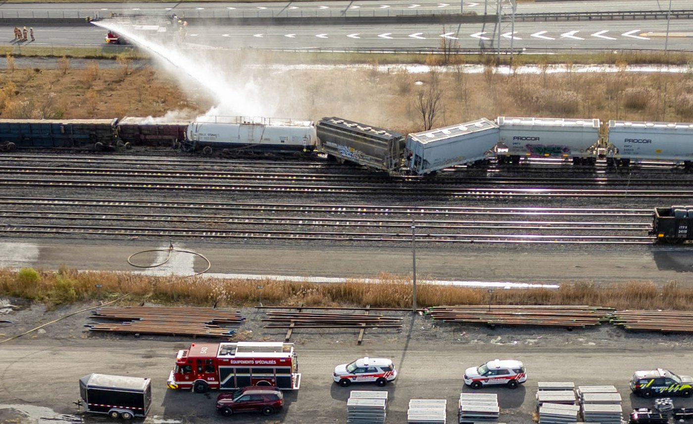 Train derailment and spill near Montreal leads to confinement order | iNFOnews.ca
