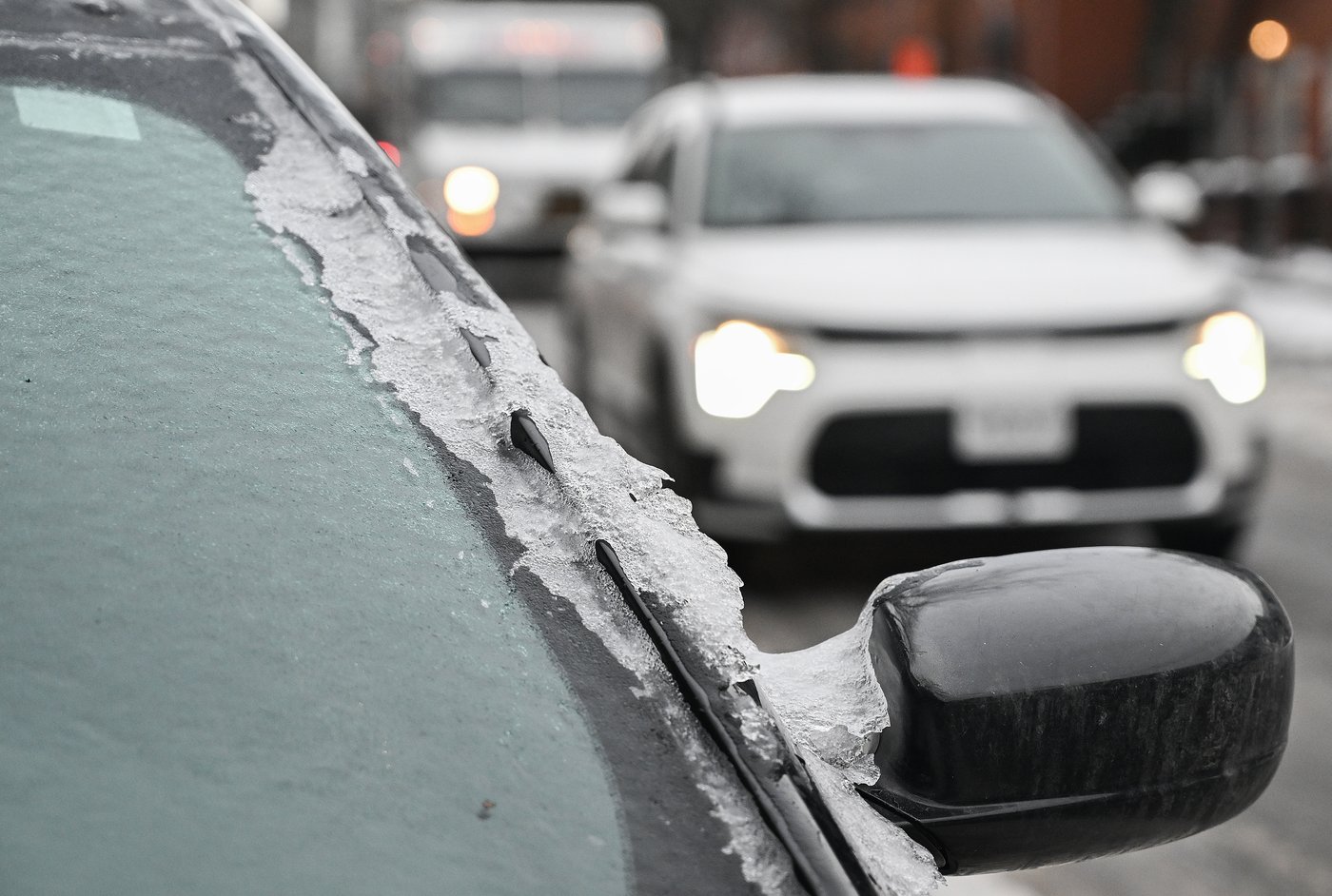 Sharp rise in 911 calls in Montreal as wintry weather hits Eastern Canada | iNFOnews.ca