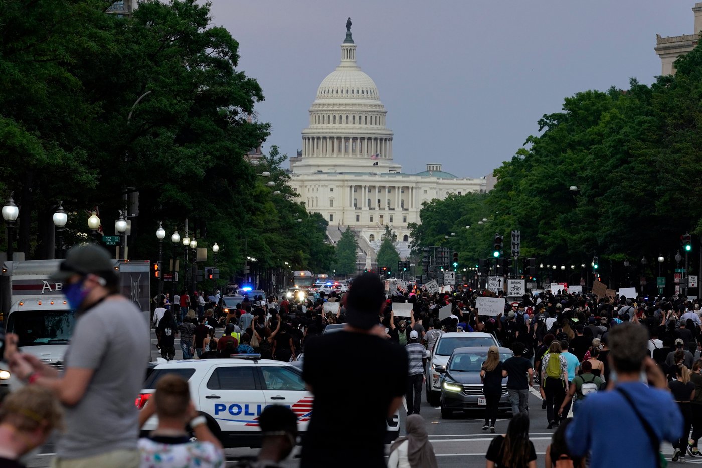 FBI fires agents photographed kneeling during 2020 racial justice protest, AP sources say | iNFOnews.ca
