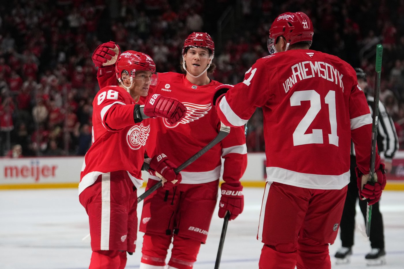 Red Wings beat Panthers 4-1 to end defending champ's opening winning streak at 3 | iNFOnews.ca