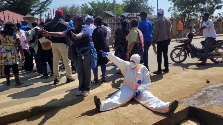 Dozens of health workers at epicenter of Congo’s Ebola outbreak protest lack of payment | iNFOnews.ca