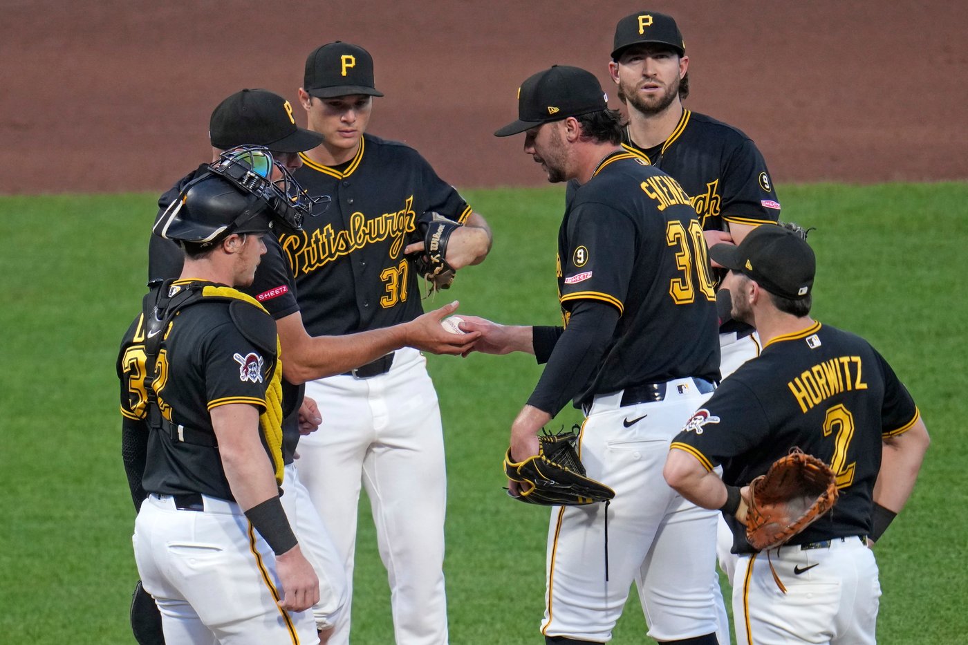 Happ homers again and Skenes loses his 3rd straight start as the Cubs sink the Pirates 7-2 | iNFOnews.ca